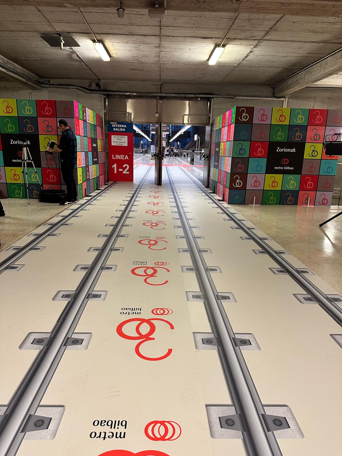 Photocall katerales y vinilo suelo 30 aniversario metro